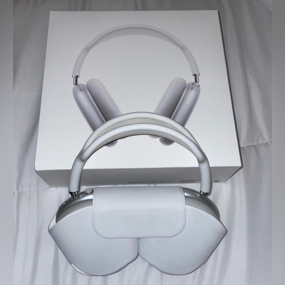 Apple Airpods Max with Smart Case in Silver